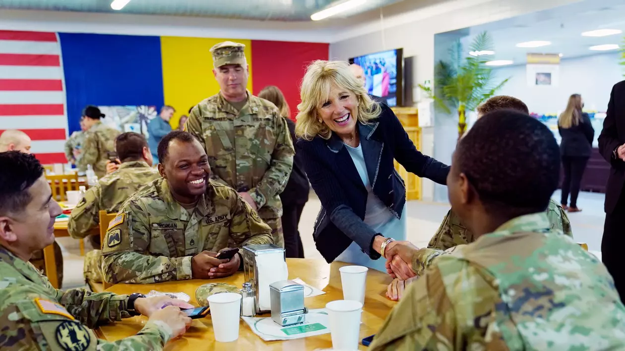 Jill Biden, aplaudată de soldații americani de la baza Kogălniceanu când i-a anunțat că le-a adus ketchup
