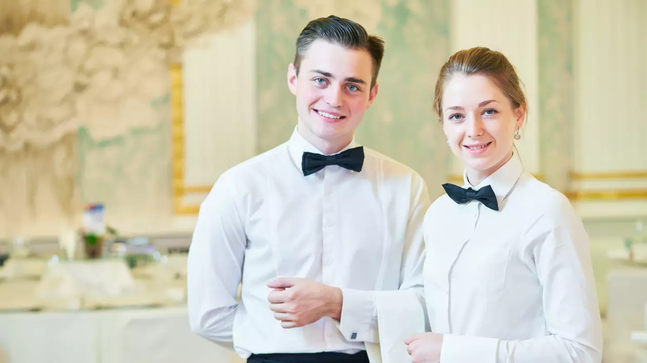 Ce salarii se câștigă în restaurante? Bacșișul poate tripla leafa în timpul sezonului turistic. Ospătar și ospătăriță