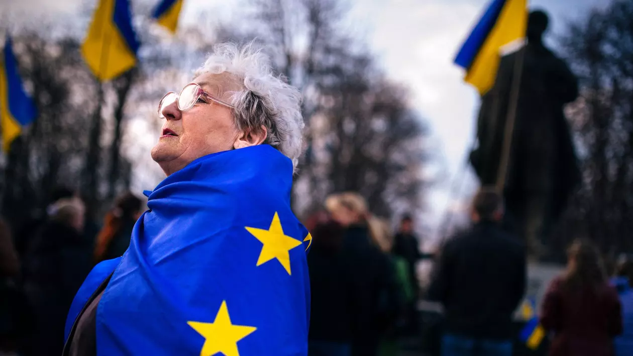 O femeie din Luhansk, estul Ucrainei, învelită în steagul UE, la un protest pro-european din 15 aprilie, 2014. Foto: Profimedia