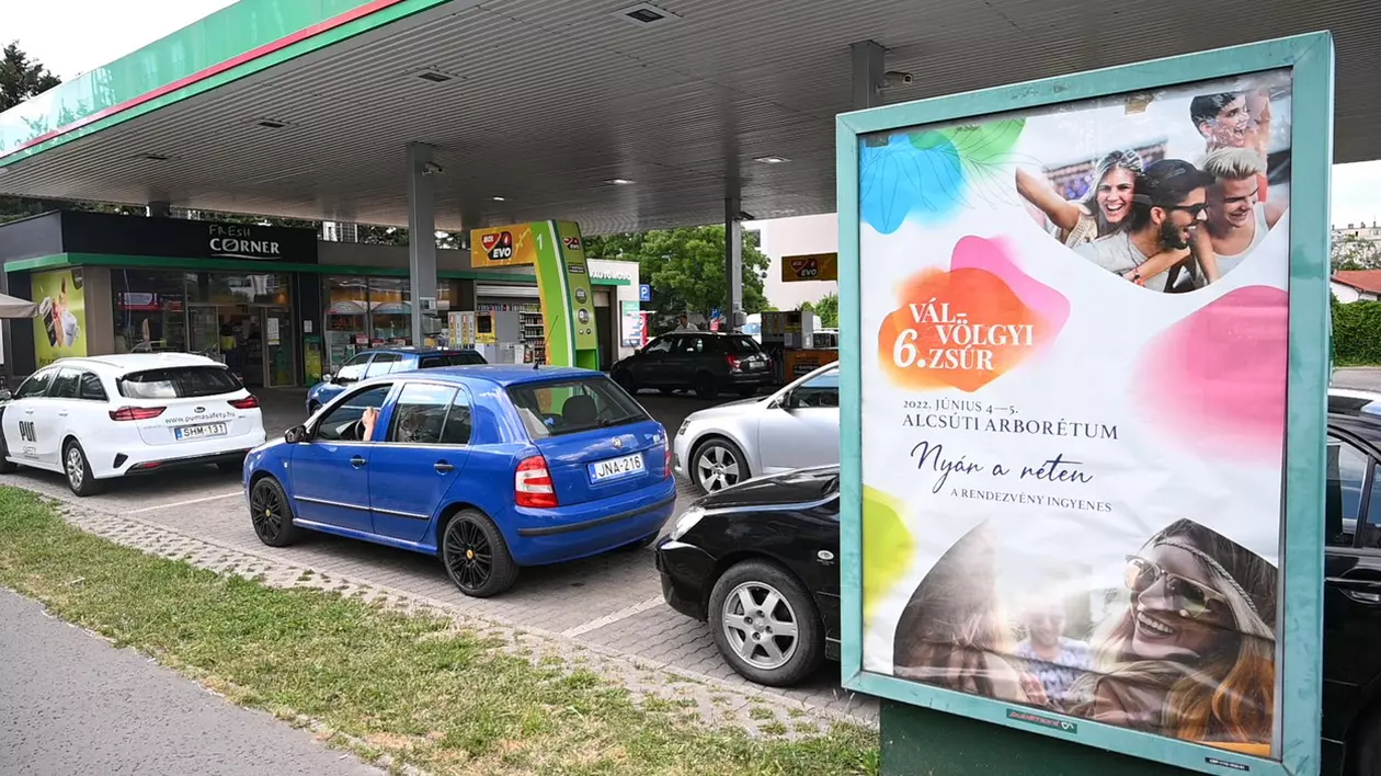 De ce plătesc acum străinii mult mai mult în benzinăriile din Ungaria. Guvernul lui Orban dă vina pe „turismul la pompă”