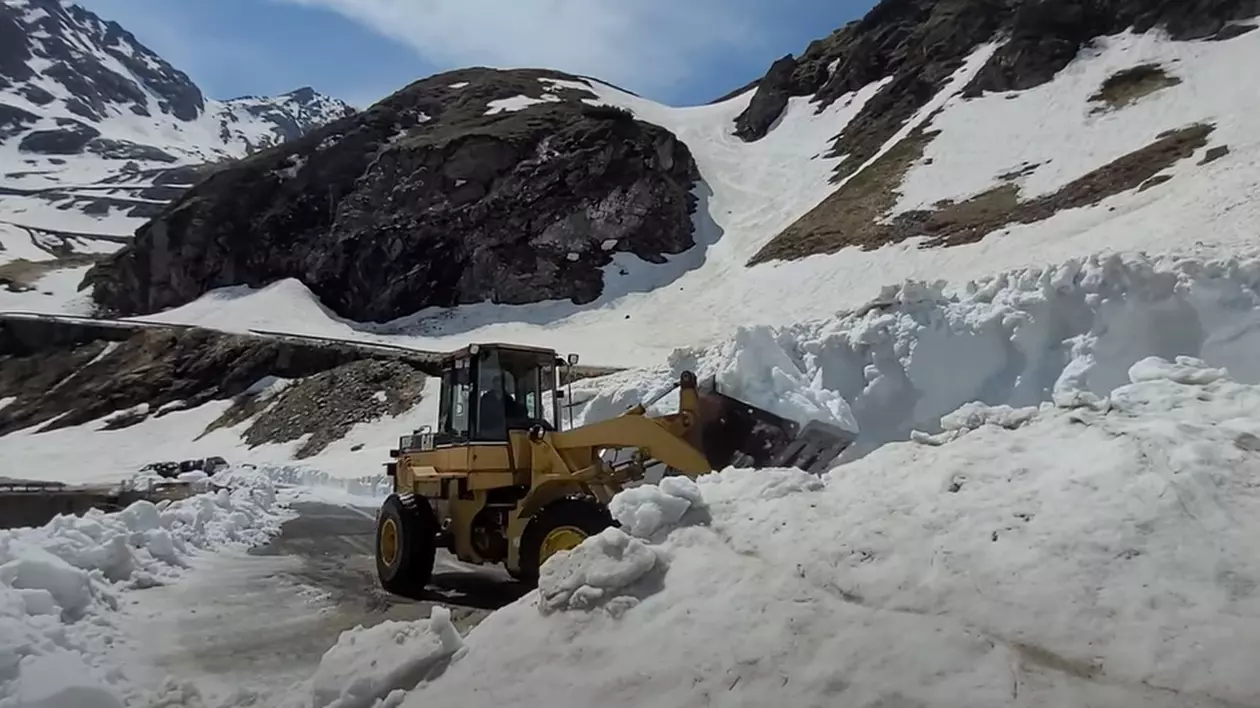 Nămeți de peste 4 metri și risc de avalanșe: drumarii deszăpezesc zona cea mai dificilă de pe Transfăgărășan | VIDEO