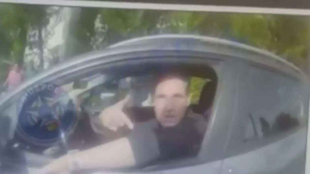 VIDEO | Șofer scos cu forța din mașină, după un scandal în trafic. Polițiștii i-au spart geamul și apoi l-au imobilizat
