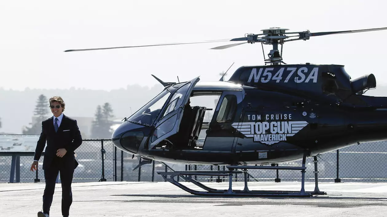 Tom Cruise și-a făcut apariția la premiera filmului „Top Gun: Maverick” cu un elicopter pilotat chiar de el