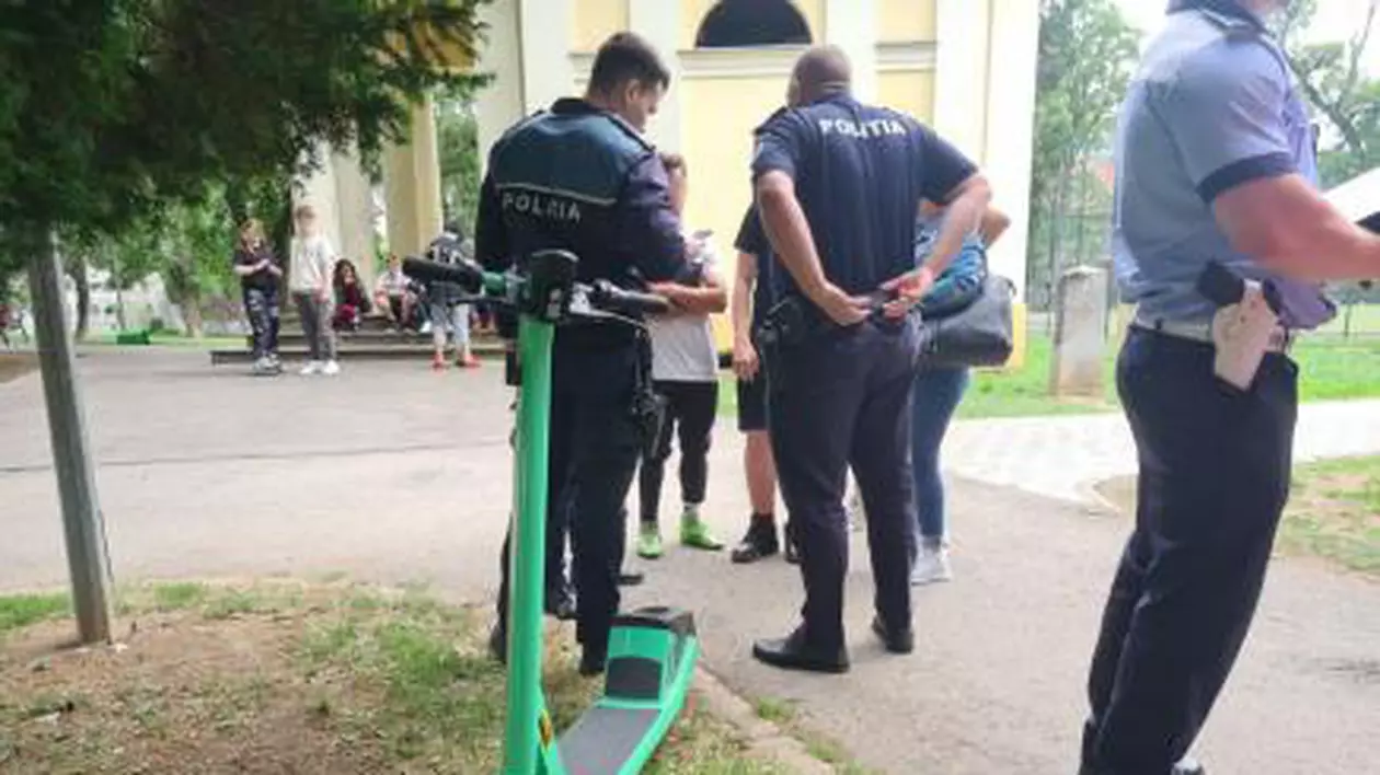 Un copil de un an și șase luni a fost lovit de un adolescent pe o trotinetă electrică, într-un parc din Oradea