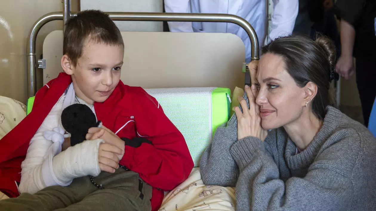 Angelina Jolie, după ce a vizitat Ucraina: „Nu are niciun sens tot acest rău făcut copiilor”