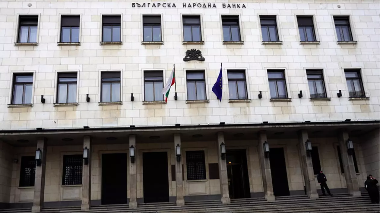 O femeie trece pe lângă clădirea Băncii Naționale Bulgare din Sofia, Bulgaria. Foto: EPA
