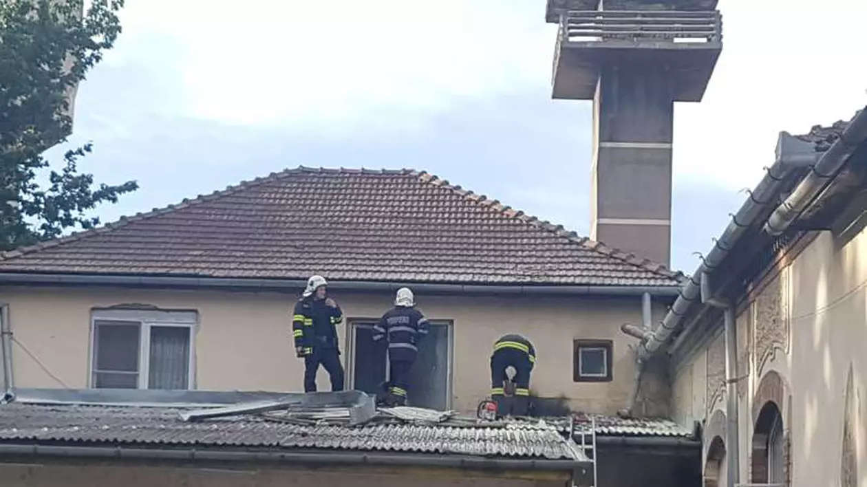 Incendiu la spitalul din Sighetu Marmației. A luat foc acoperișul de la Urgențe