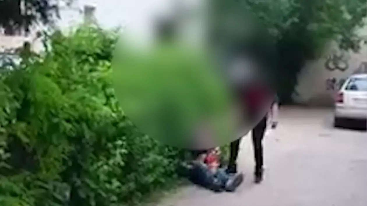 VIDEO. Bărbat filmat pe o stradă din Bârlad în timp ce lovește cu brutalitate un vârstnic, de față cu un copil: „Gata, tati, gata!”