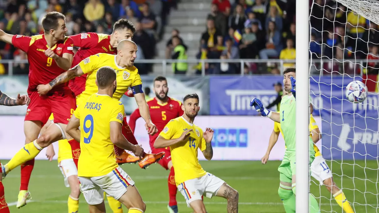 Mugosa (nr. 9) reia cu capul de langa Chiriches si deschide scorul pe Giulesti. Foto: EPA