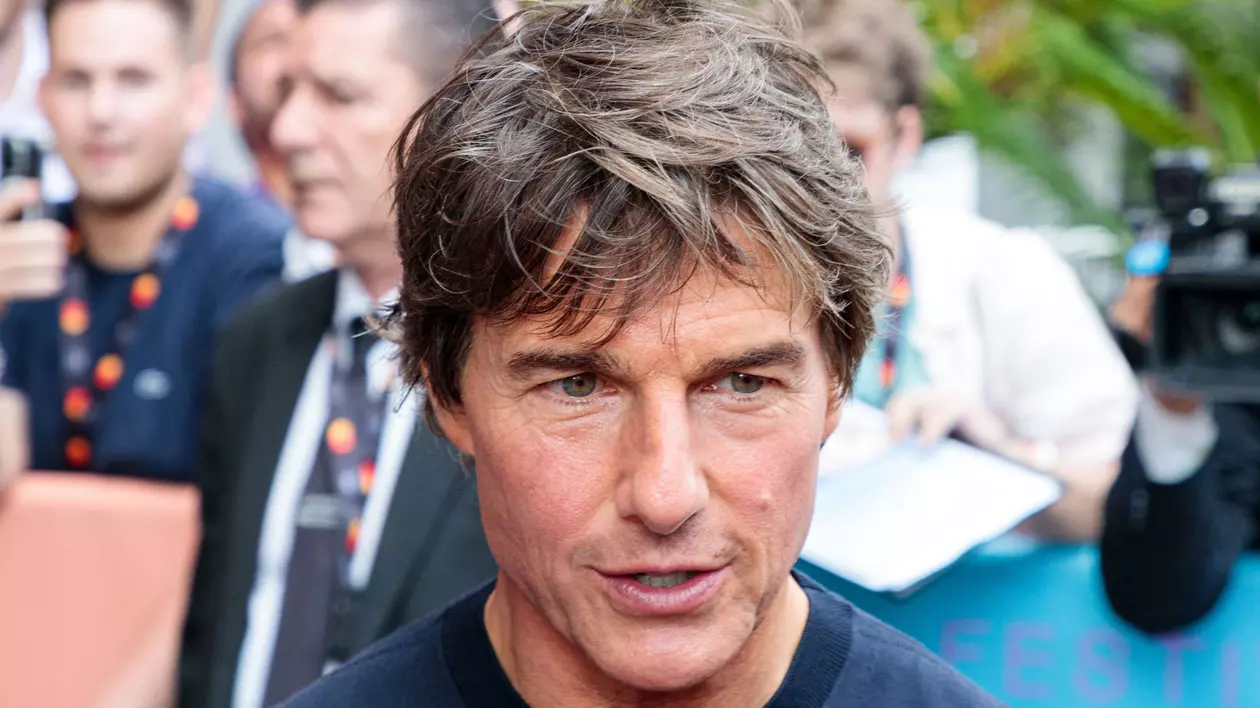 Tom Cruise va întrerupe filmările la „Mission: Impossible 8” pentru a participa la încoronarea regelui Charles al III-lea
