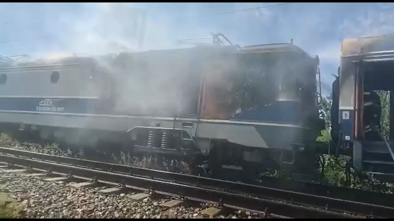 O locomotivă a luat foc în apropiere de Videle. Aproximativ 250 de pasageri, evacuați
