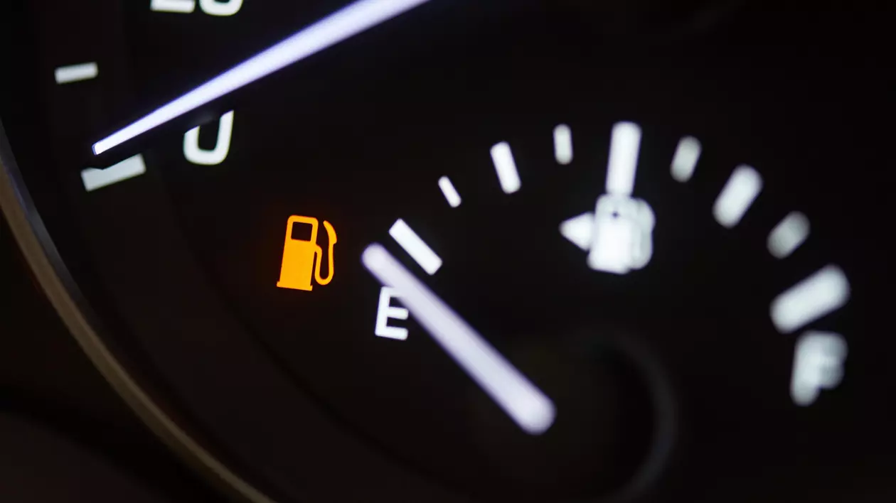 Un mare campion la automobilism îți spune cum poți să faci economie de carburant. Opt lucruri la care Titi Aur este foarte atent