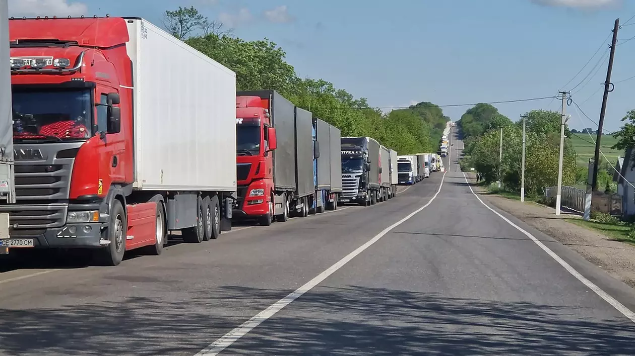 Cozi de camioane la ieșirea din țară prin vama Giurgiu. Se așteaptă 120 de minute pentru controlul de frontieră