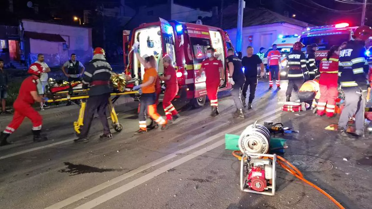 Patru morți și patru răniți la Iași, după ce o șoferiță băută a intrat cu mașina într-un grup de muncitori care lucrau la drum