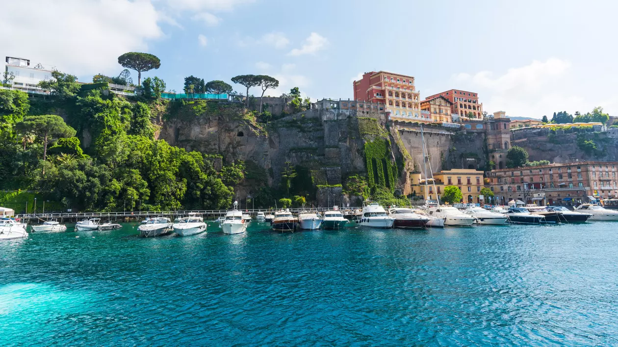 Într-o stațiune din Italia, turiștii sunt amendați dacă merg pe stradă în costum de baie. „Îi deranjează pe localnici”