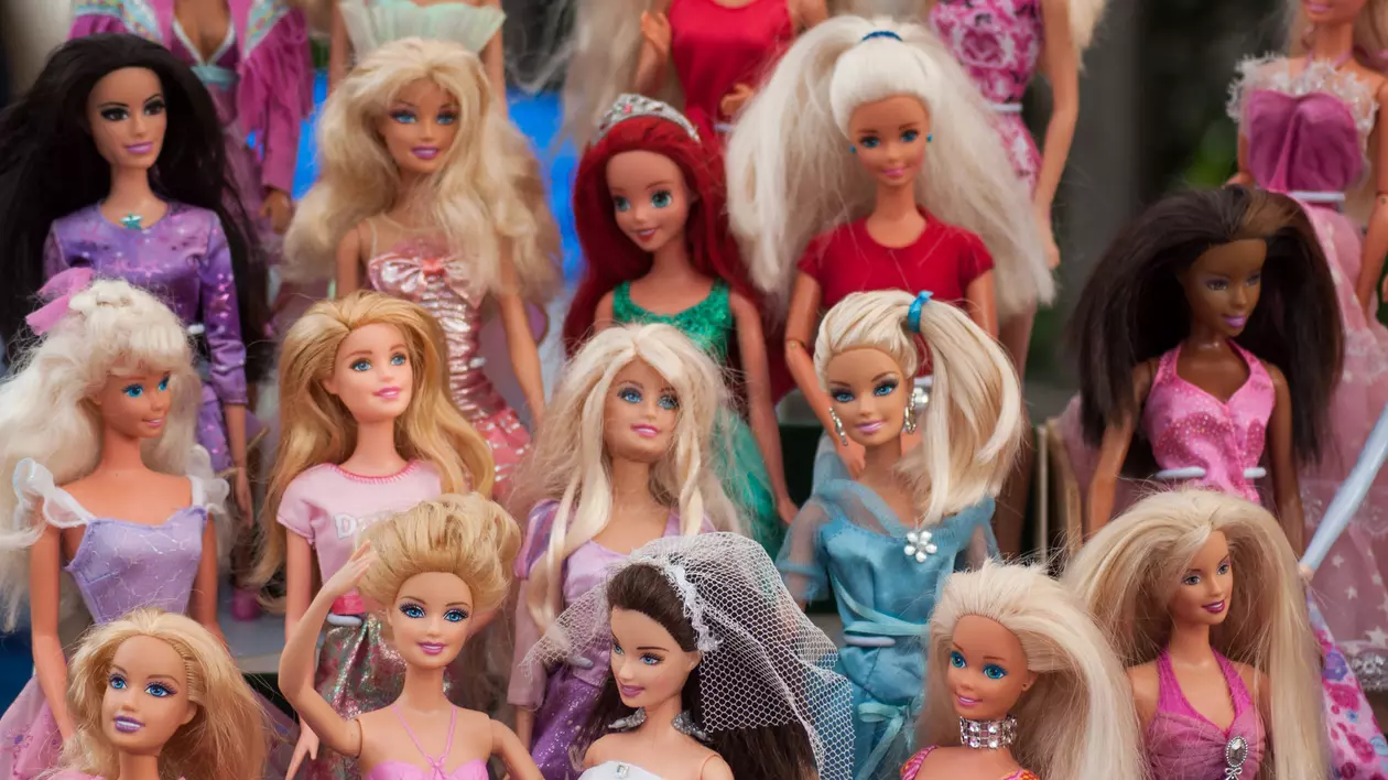 Păpuşa Barbie - Imagine cu un grup de păpuşi Barbie cu diverse coafuri şi ţinute.