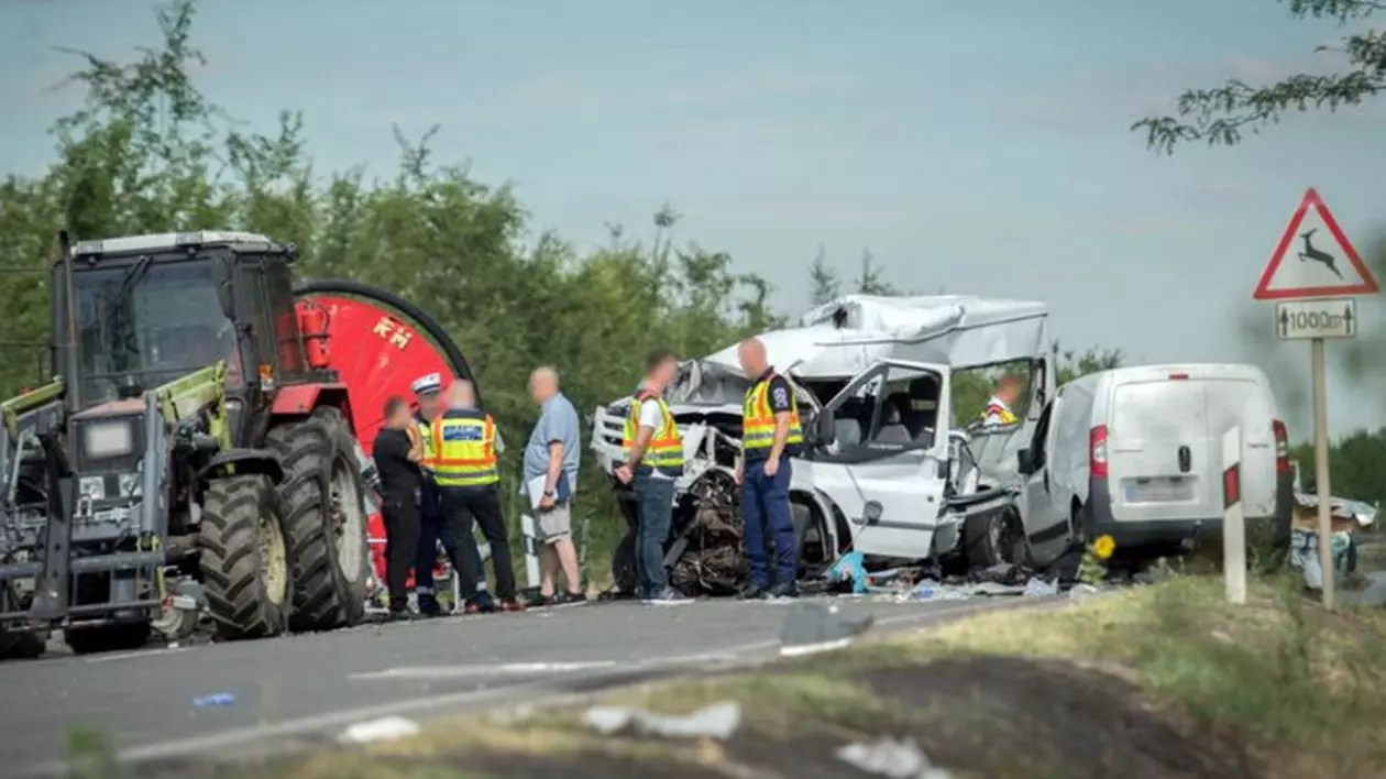 Microbuz din România, implicat într-un accident cu un tractor și o dubă în Ungaria. Sunt 2 morți și 9 răniți
