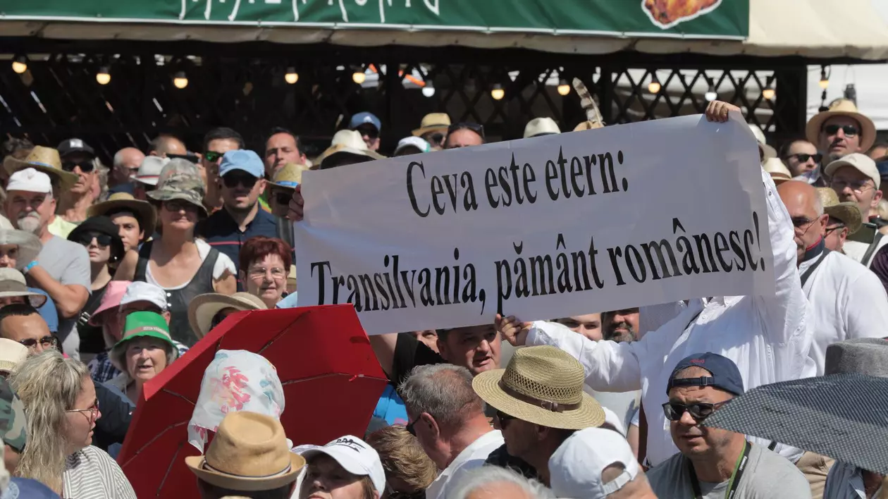 Incident la Tușnad. Un banner cu „Transilvania, pământ românesc” a înfuriat mulțimea. Au intervenit jandarmii