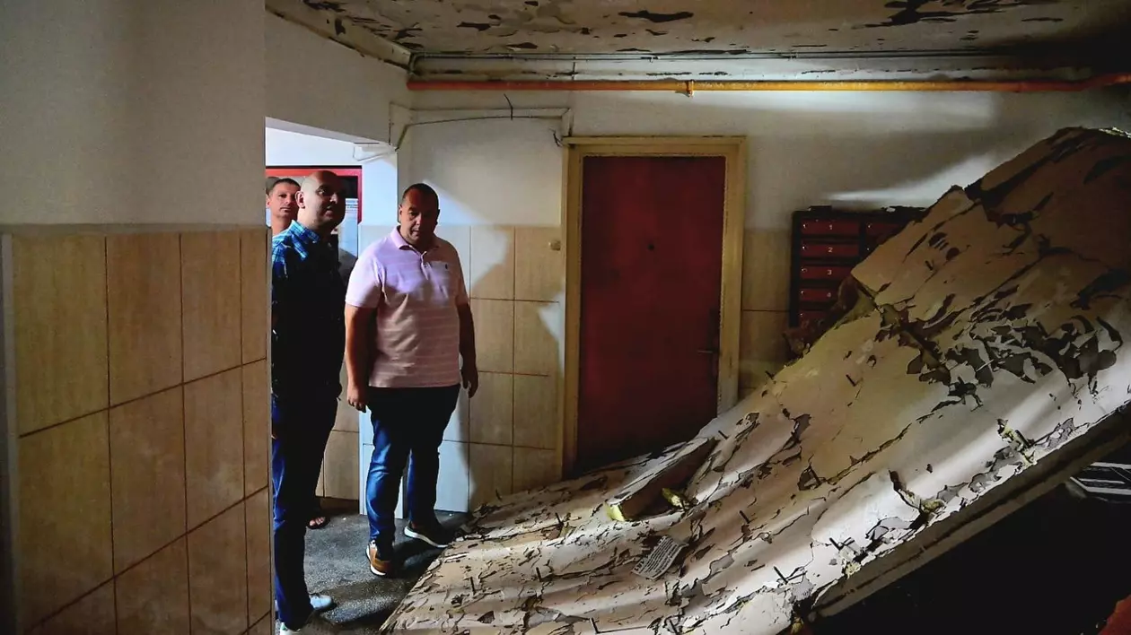 Termoizolația de la tavanul unui bloc din Sectorul 2 s-a prăbușit. Blocul a fost reabilitat acum 5 ani