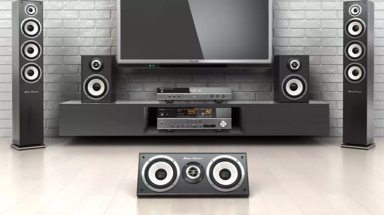 Dolby Digital și DTS. Un televizor negru cu un sistem audio