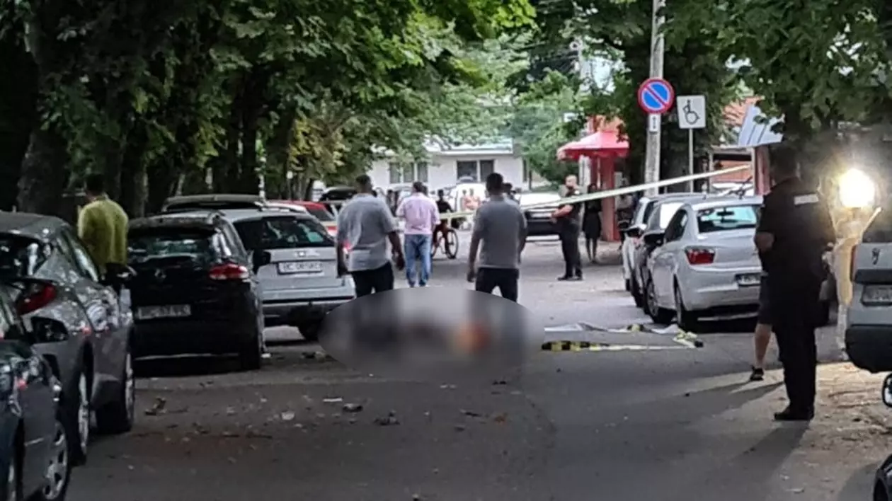 Șoferul unei dube a coborât de la volan și l-a lovit mortal pe un alt șofer care-i zgâriase oglinda, în trafic, în Bacău