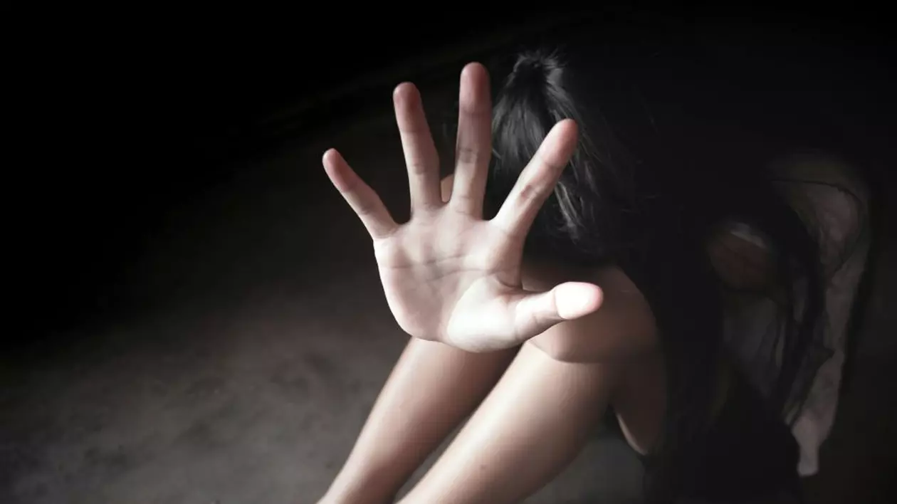Fata de 13 ani abuzată sexual de un recidivist a fost găsită drogată, iar procurorii susțin că „a consimțit”