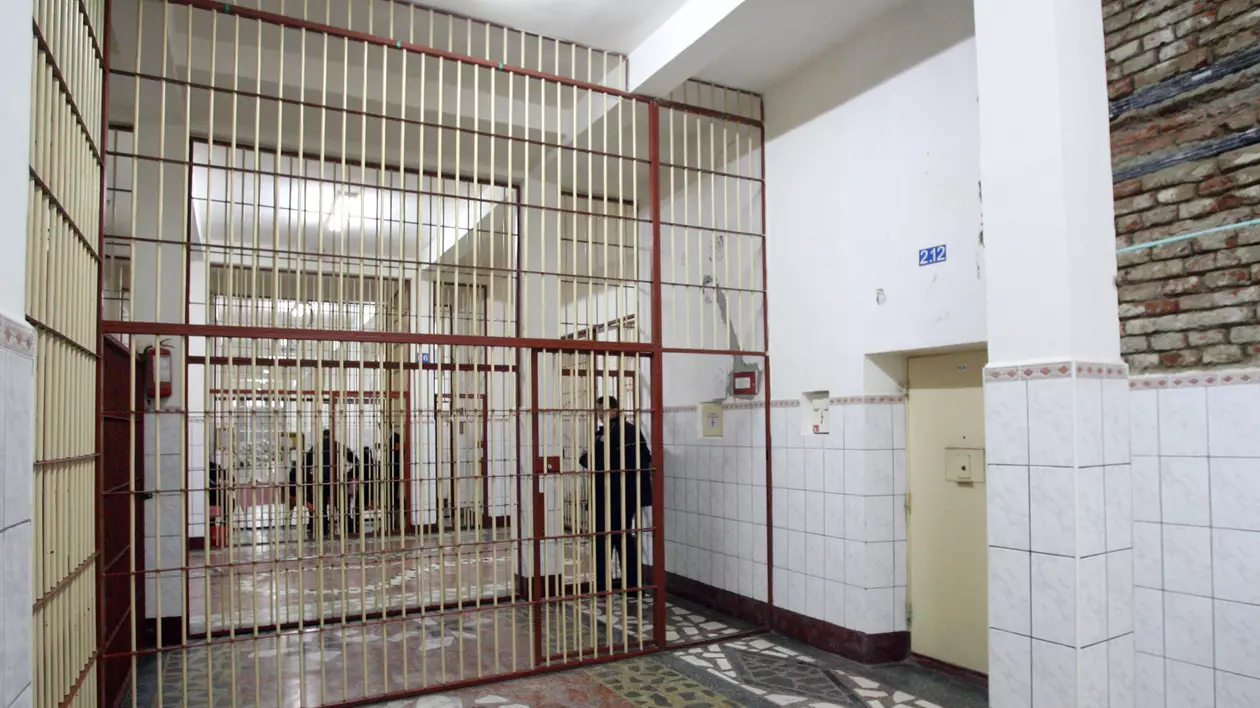 Poliţiştii de penitenciare, în grevă japoneză marţi, urmată de „blocarea la propriu” a închisorilor