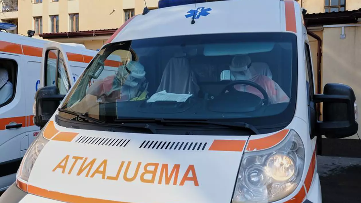 Un bărbat de 27 ani a supraviețuit după ce a căzut de la etajul trei al unui bloc din Piteşti. El se afla la o petrecere