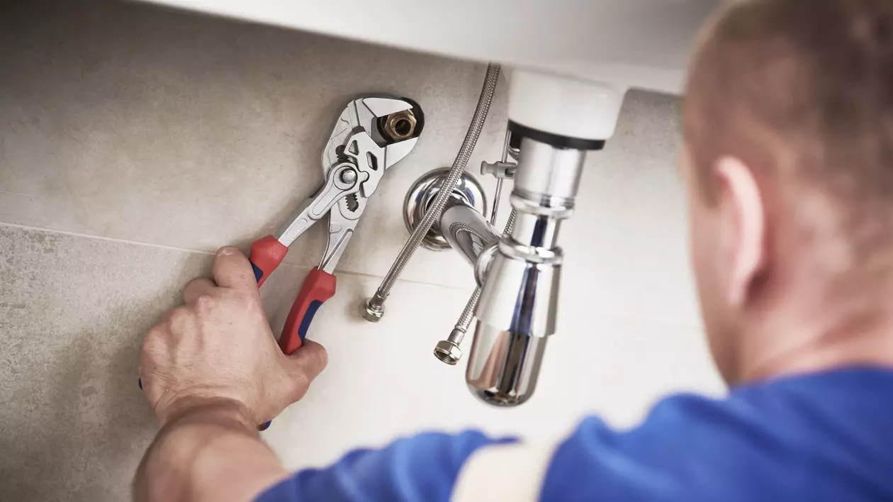 Ce salarii se câștigă în domeniul instalațiilor? Cât primește un instalator vs un electrician