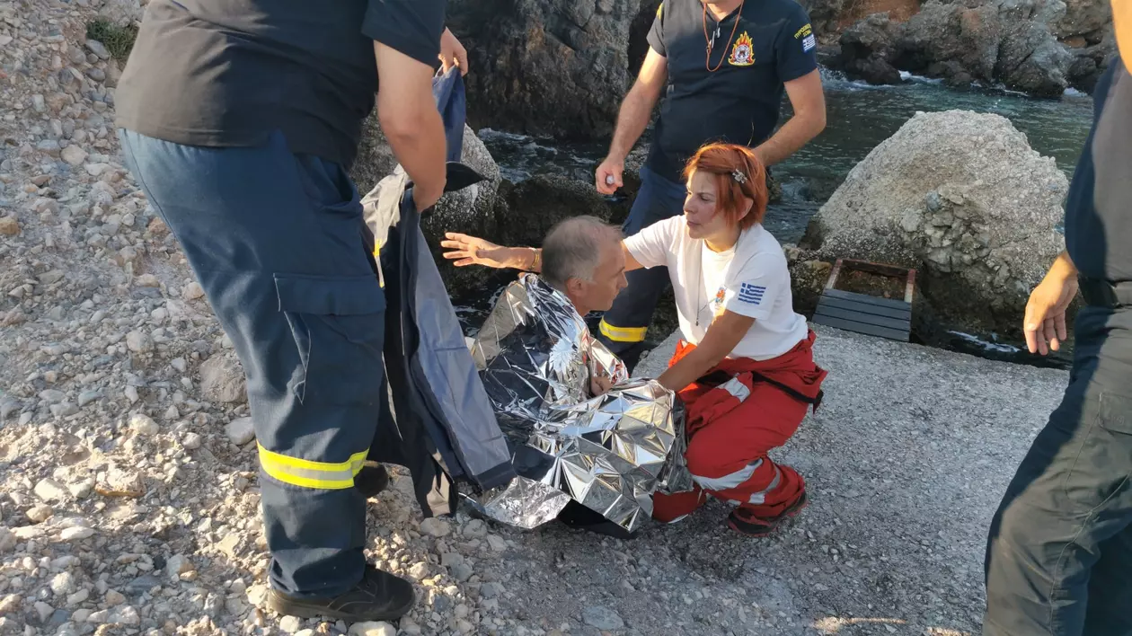 Primele imagini cu pilotul român al elicopterului prăbușit în Grecia, după ce a fost salvat