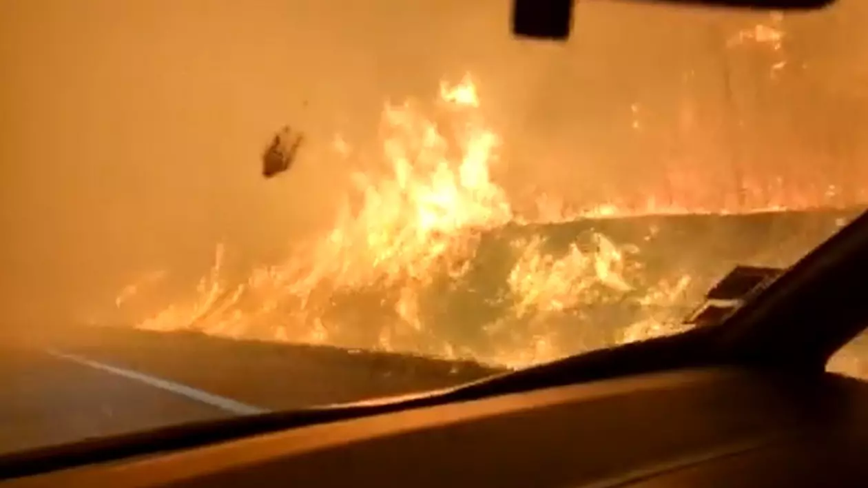 Imagini filmate în mijlocul flăcărilor de un șofer care trece printr-un incendiu uriaș de vegetație, în Portugalia
