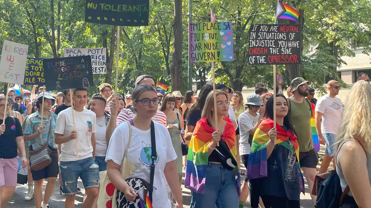 Sute de participanți la primul marș Pride din Timișoara. „Trăim într-o țară din UE care nu oferă nici o formă de recunoaștere cuplurilor de același gen”