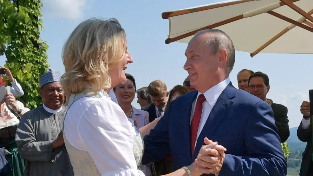 Karin Kneissl, ministrul austriac care a dansat cu Putin la nuntă, a părăsit țara din cauza amenințărilor cu moartea