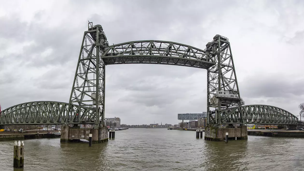 Podul istoric Koningshaven din Rotterdam nu va mai fi demontat ca să facă loc iahtului lui Jeff Bezos, după valul de critici