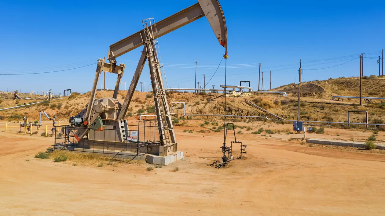 Cinci giganți petrolieri au făcut 200 de miliarde de dolari profit în 2022 și plătesc taxe suplimentare de 6,4 miliarde. În România, Petrom nu achită taxa de solidaritate