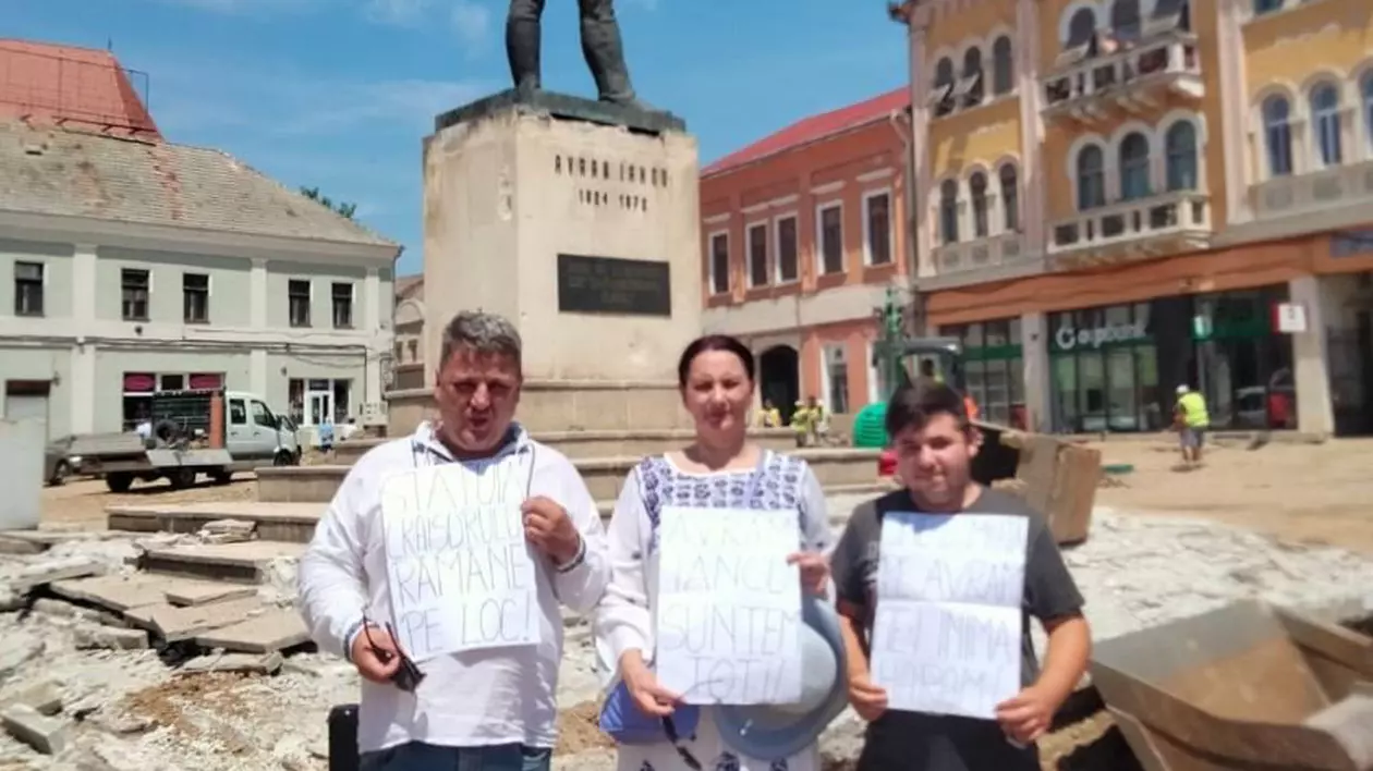 „O bădărănie la adresa eroilor neamului”. Moții sunt chemați la protest, după ce Primăria Turda a anunțat că mută statuia lui Avram Iancu din piața centrală