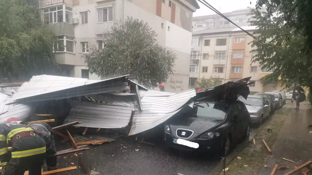 Acoperișuri smulse și copaci căzuți peste mașini, în urma vijeliei din Focșani. Orașul a fost sub cod portocaliu de vreme rea
