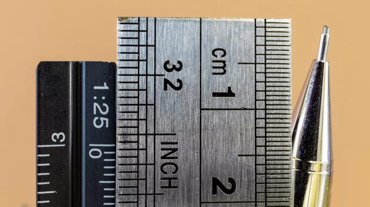 Care este deosebirea dintre sistemul metric și sistemul imperial de măsurare - Imagine cu două rigle cu ambele sisteme de măsurare, metric şi imperial
