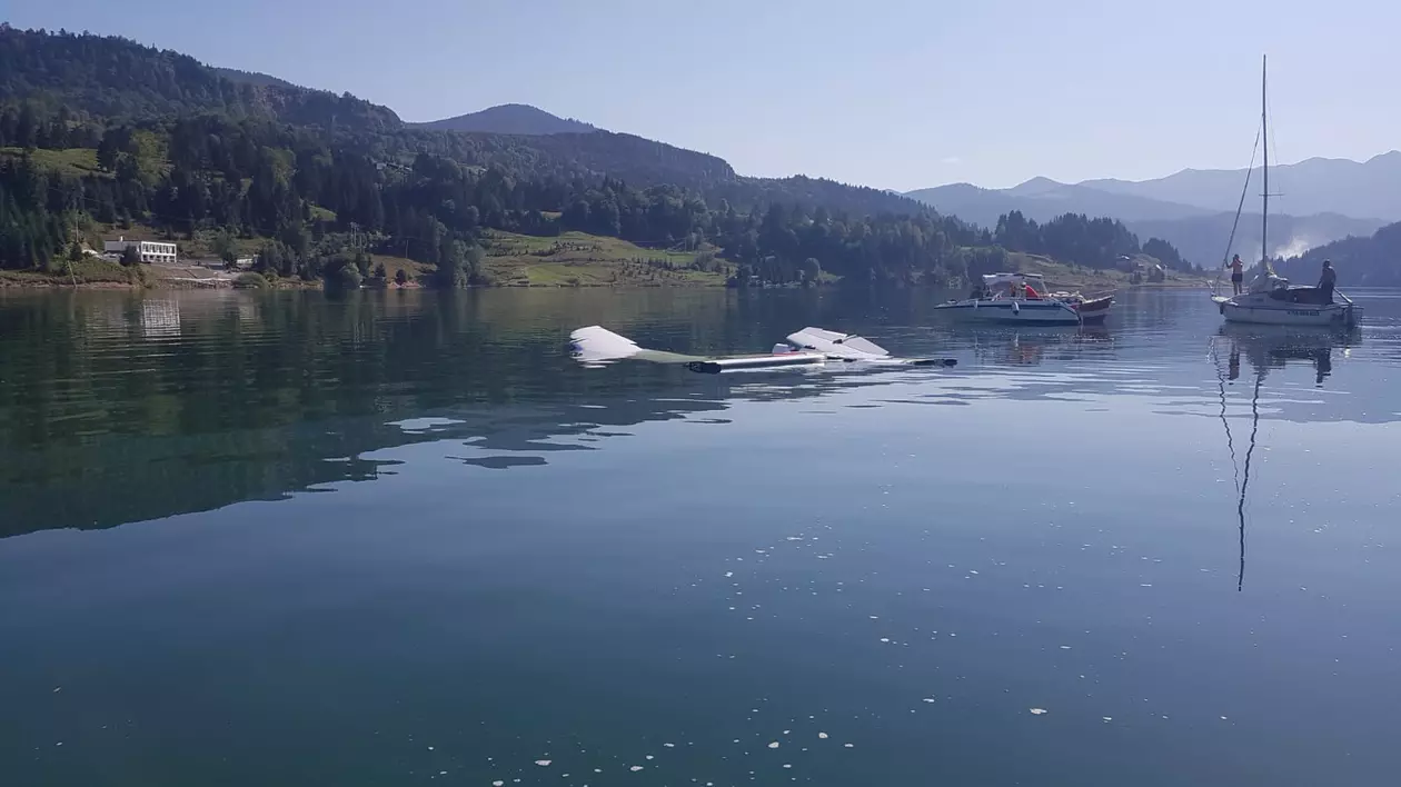 Momentul în care avionul ușor se prăbușește în Lacul Colibița a fost filmat de oamenii de pe mal | VIDEO
