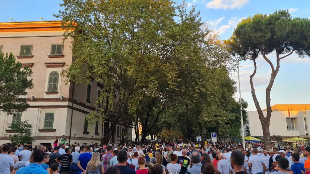 Proteste la Tirana, după ce o fetiță de 7 ani care înota a fost lovită mortal de barca unui polițist: „Ați ucis un copil care venise acasă să-și petreacă vacanța”