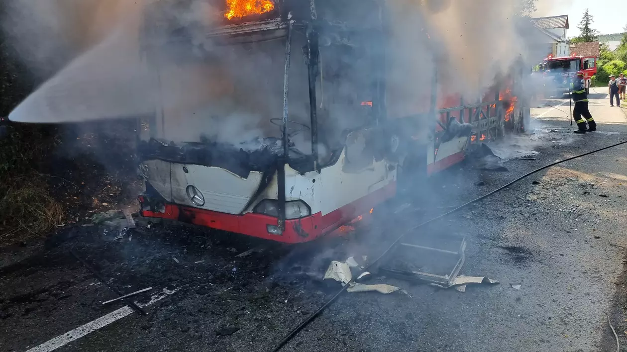 Un autobuz a luat foc în mers, în Bistrița. „Oamenii s-au salvat spărgând geamurile. Ușile se blocaseră”