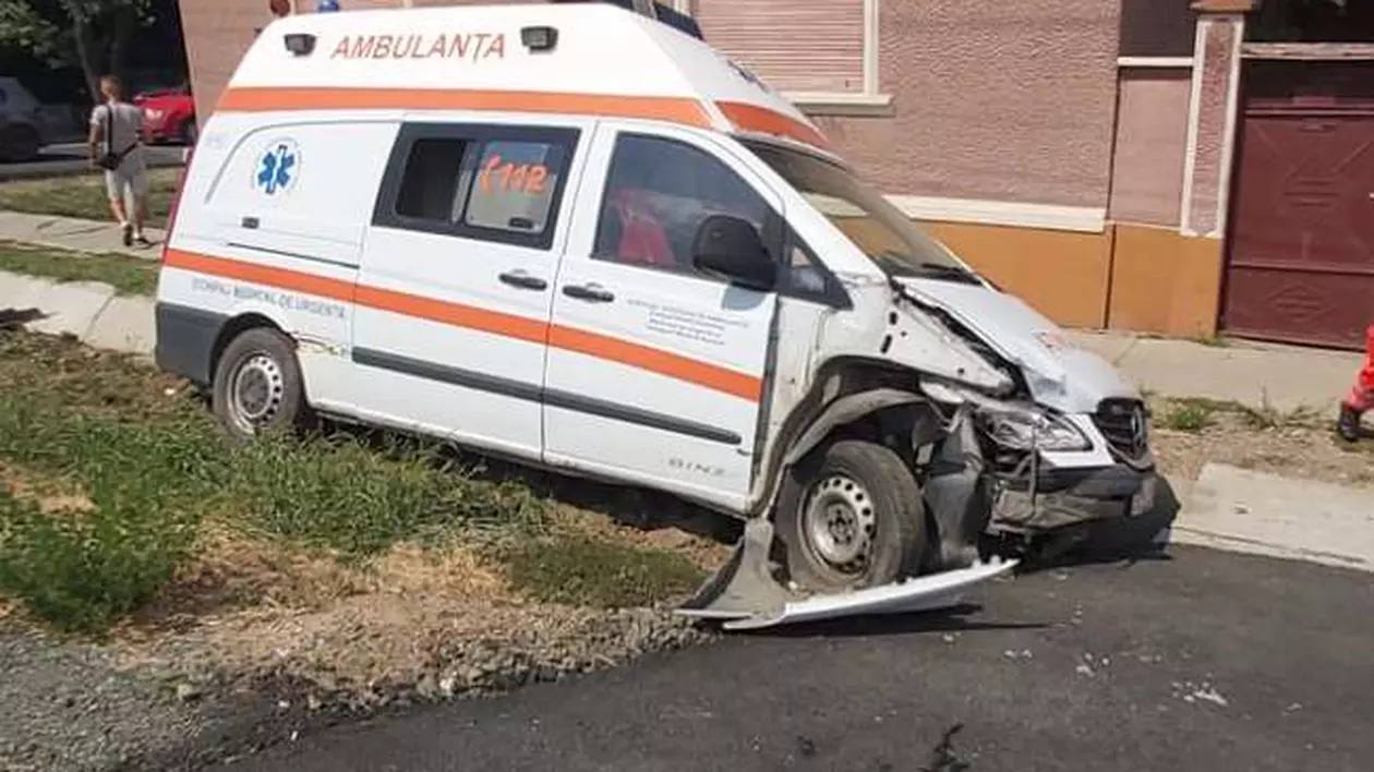 O ambulanță aflată în misiune, fără pacient, a ajuns în șanț, după ce altă mașină i-a tăiat calea, în Arad. Șoferul a fost rănit