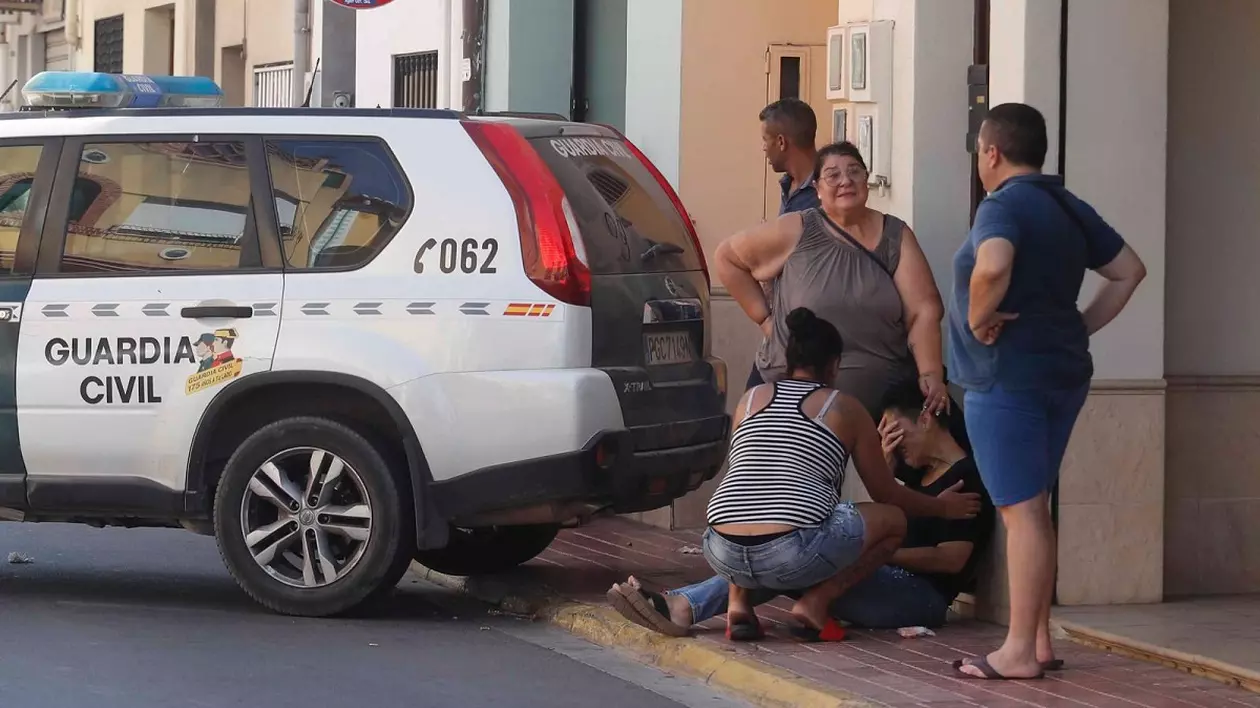 Un român a ucis-o pe soția nepotului lui, în Spania, apoi a plonjat pe spate de la etaj. Copiii de 8 și 9 ani ai femeii erau în casă