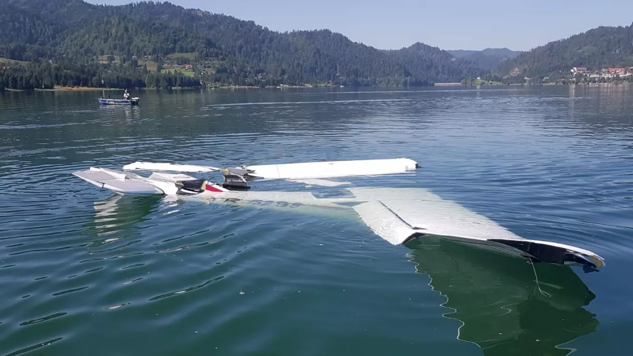Martor, despre prăbușirea avionului de mici dimensiuni în Lacul Colibiţa: „Am crezut că e o glumă, că nu văd bine”. Foto: ISU Bistrița-Năsăud