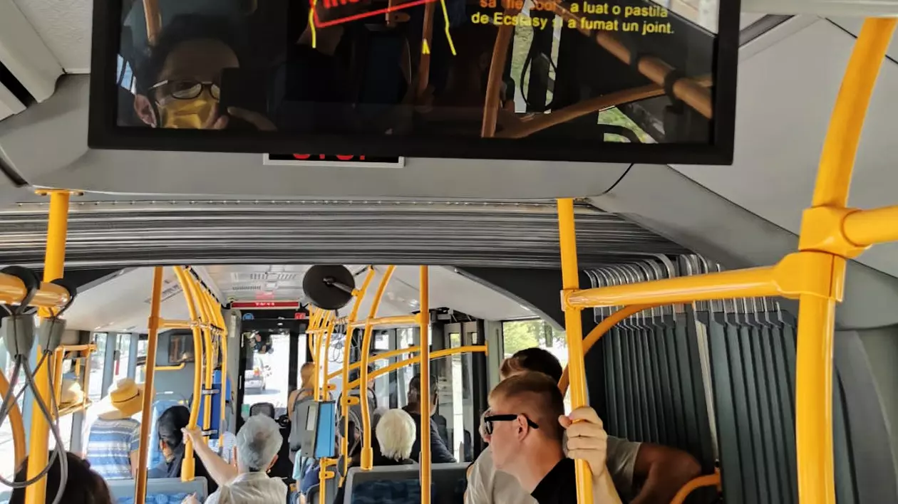 Autobuzul condamnaților pentru consum sau trafic de droguri, o campanie din mijloacele de transport în comun din Cluj. „Ne-am întors în anii ’80”