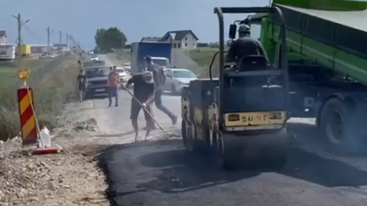 Localnicii unei comune din Suceava și-au asfaltat singuri drumul plin de gropi. Acum riscă sancțiuni penale