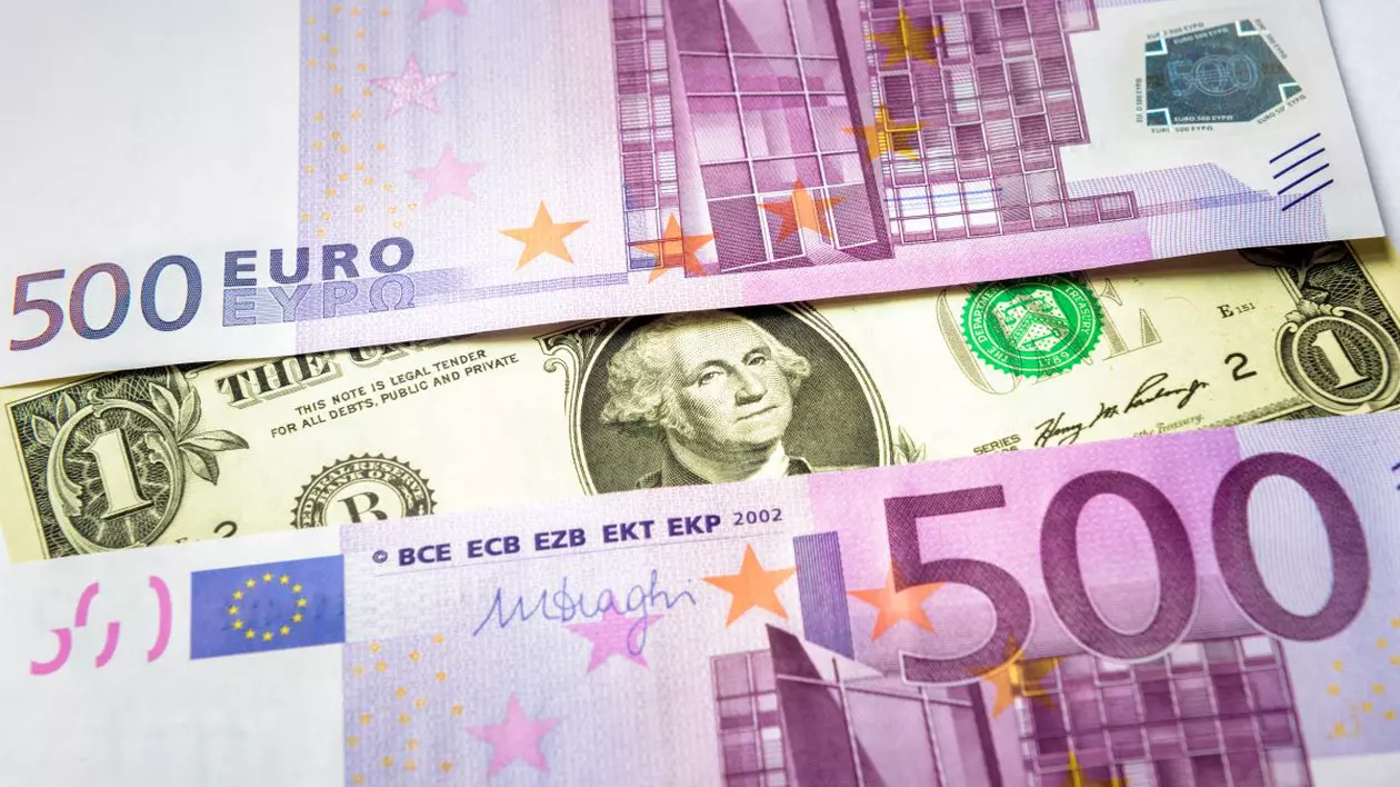 Euro se devalorizează constant în raport cu dolarul. De ce este aceasta o veste proastă pentru europeni
