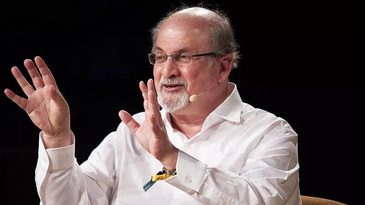 Noi detalii despre starea lui Salman Rushdie. Poate respira singur și poate vorbi, spune agentul scriitorului
