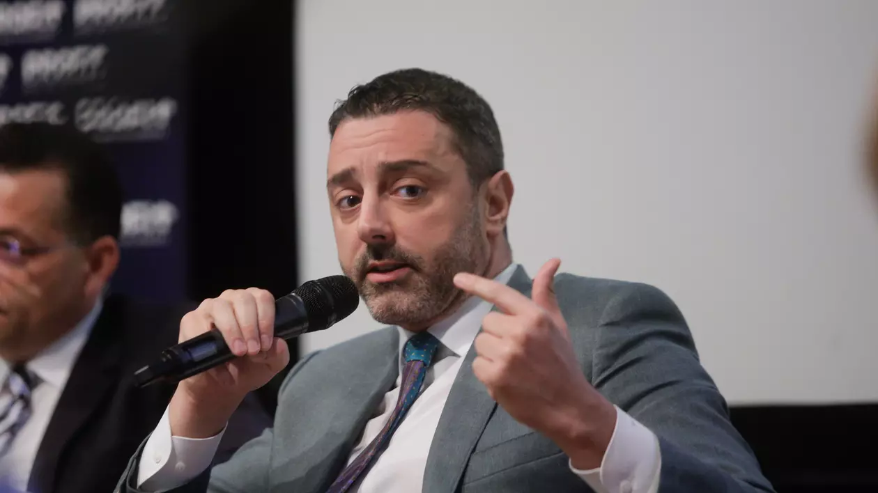 Mutat în urmă cu 20 de ani în România, un sicilian s-a izbit rapid de câteva metehne: „Aici am învățat că «imediat» înseamnă «indefinit»”. Cum a reacționat când cineva a încercat să-i dea șpagă