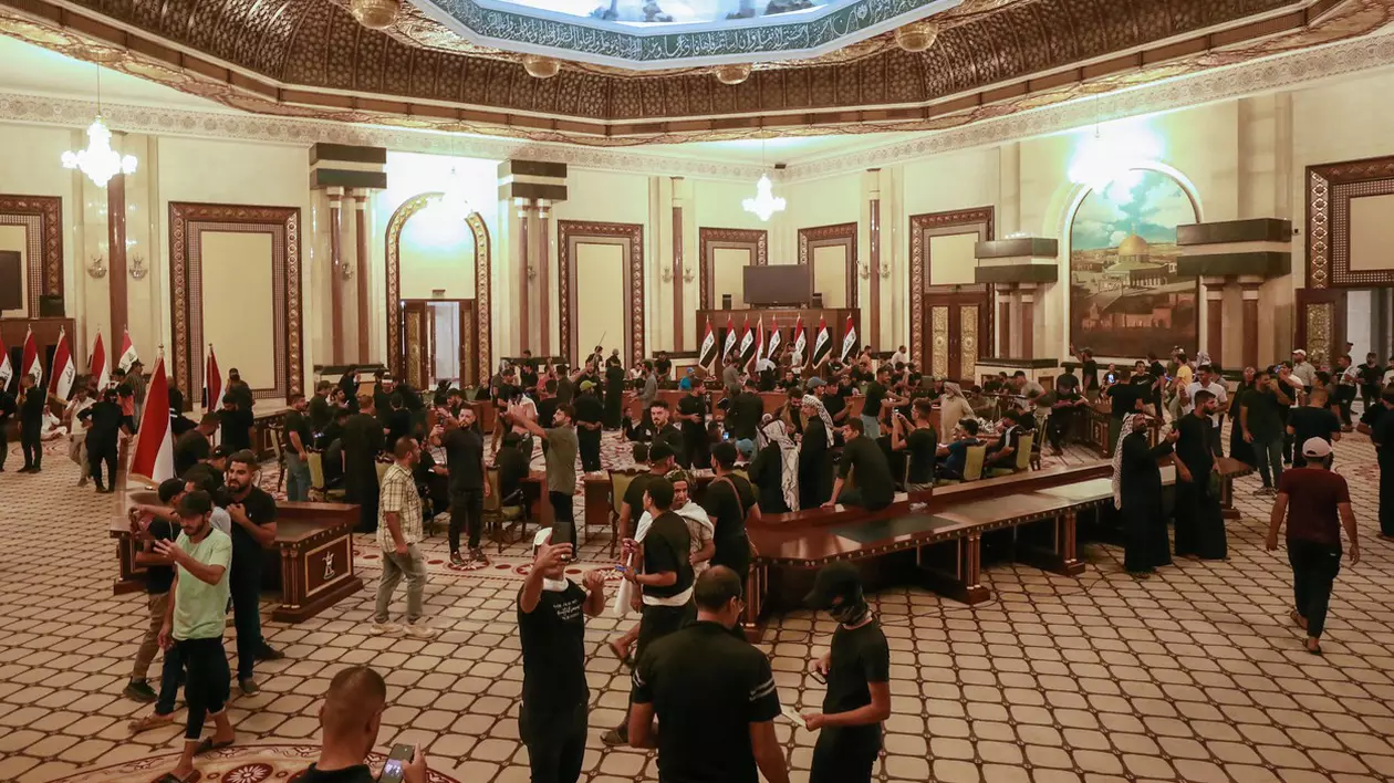 Violențe în Bagdad. Protestatarii au luat cu asalt sediul Guvernului, aflat în „zona verde” ultrasecurizată